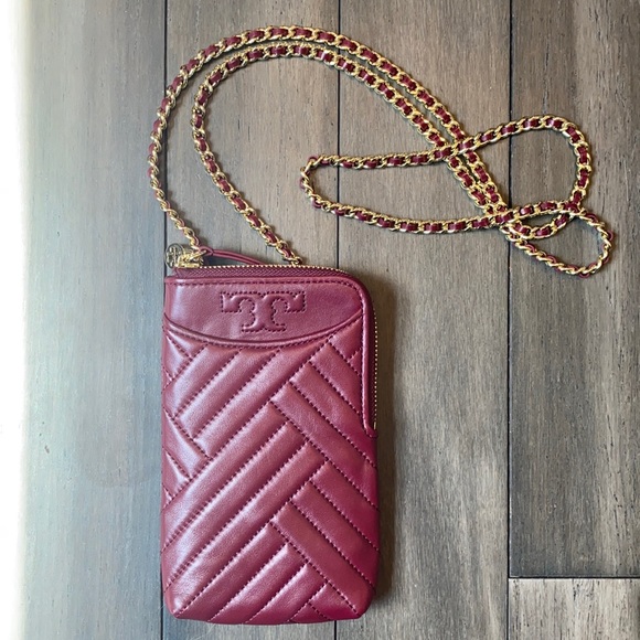 Tory Burch Handbags - Tory Burch quilted chevron leather phone crossbody